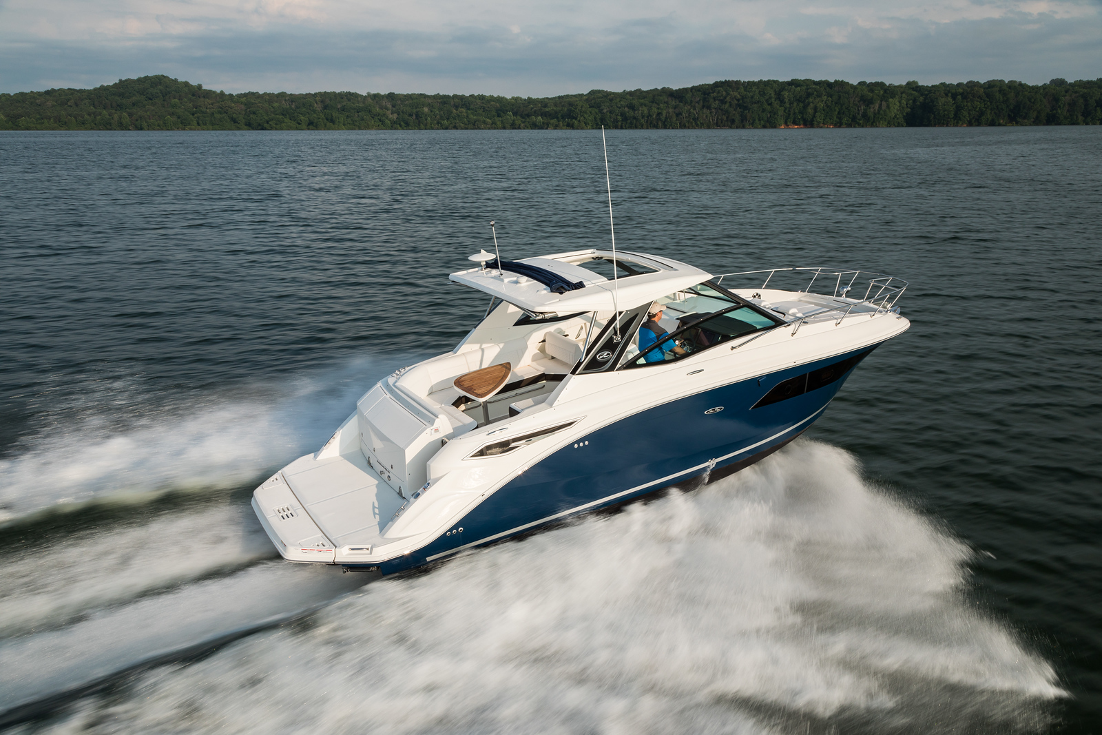 Круизёр по выгодной цене. Эксклюзивное предложение на Sea Ray Sundancer 320